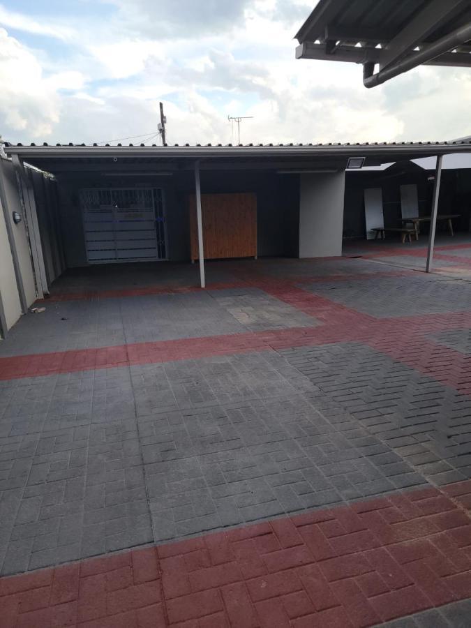 La-Nuel Guest Lodge Boksburg Buitenkant foto